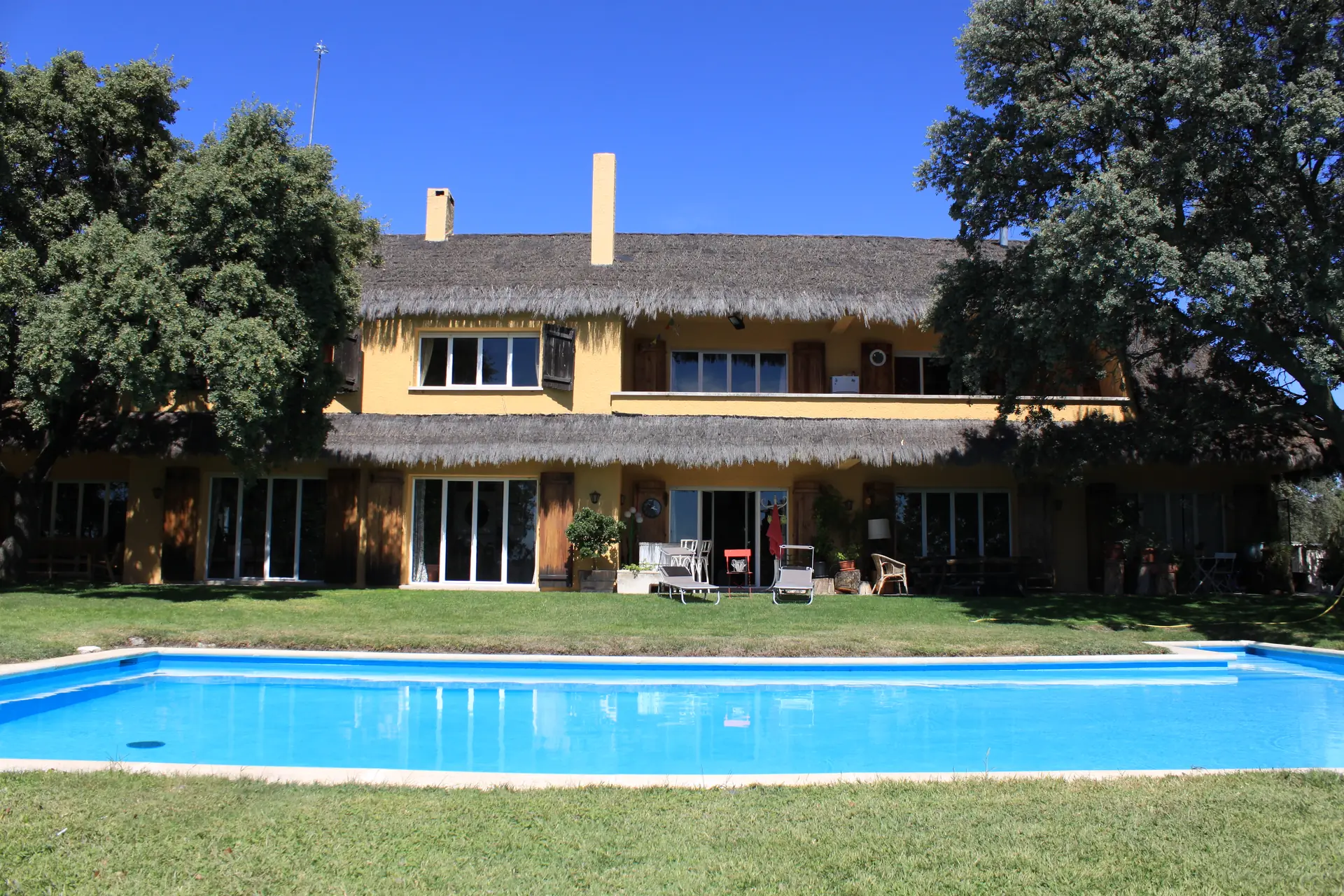 Piscina privada de Las Charolas frente a la casa